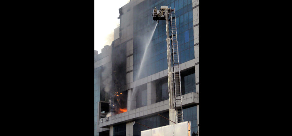 heavy fire in Delhi commercial building