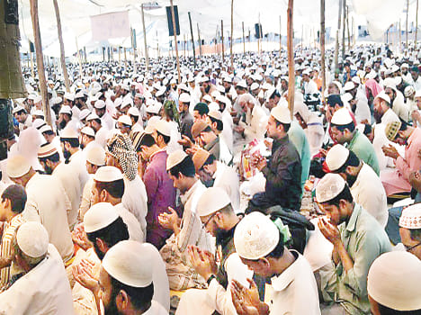 Thousands came to the well-being of the country praying hands