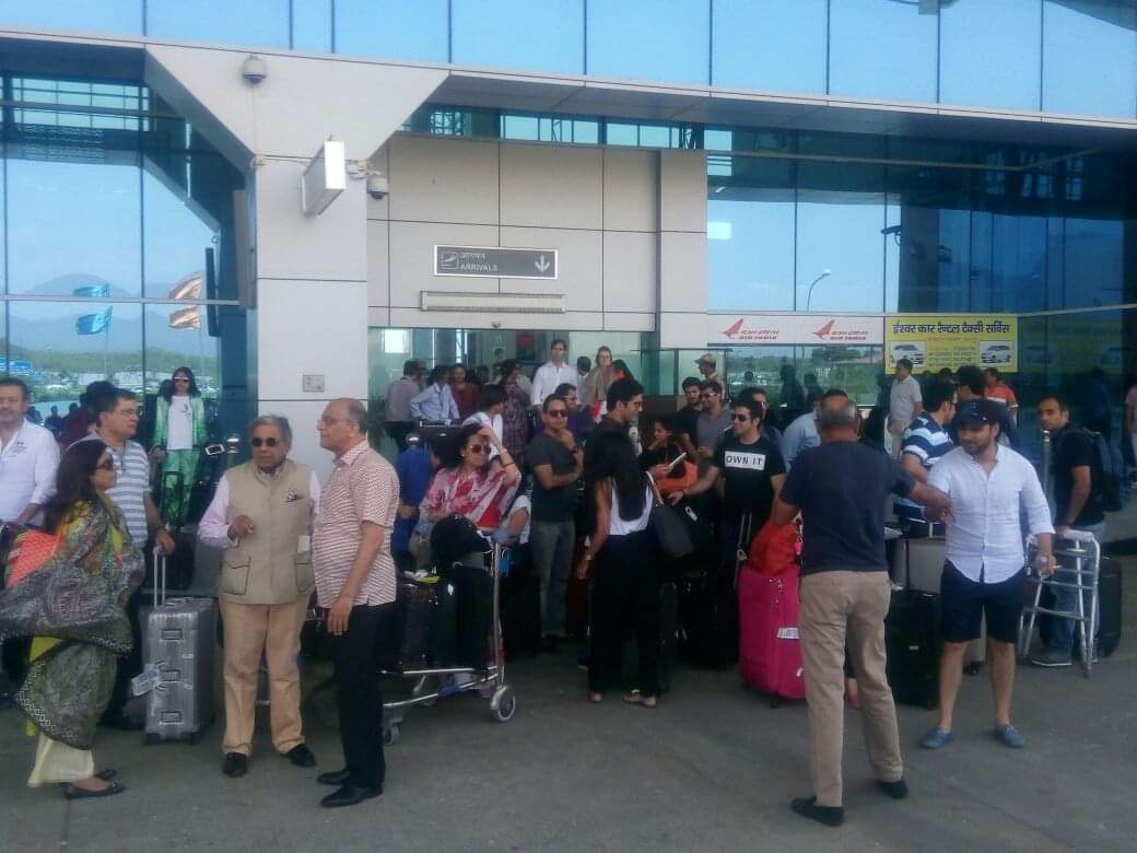 actress sara ali khan reached dehradun police station with amrita singh in property dispute