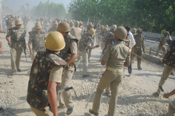 Police canecharge villagers in Aaliyaganj
