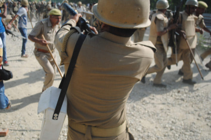 Police canecharge villagers in Aaliyaganj
