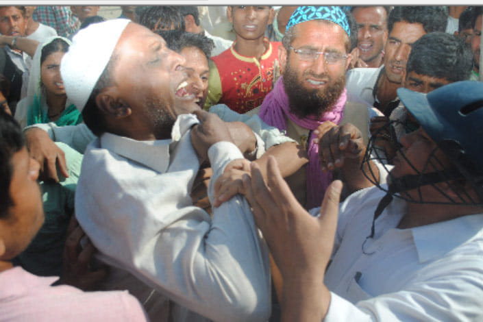 Police canecharge villagers in Aaliyaganj