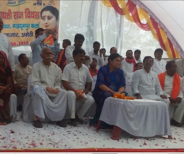  Smriti Irani in a village in Amethi.