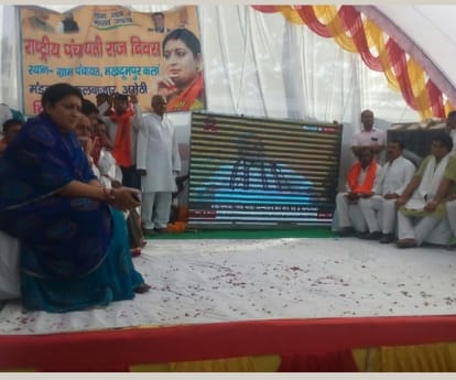  Smriti Irani in a village in Amethi.