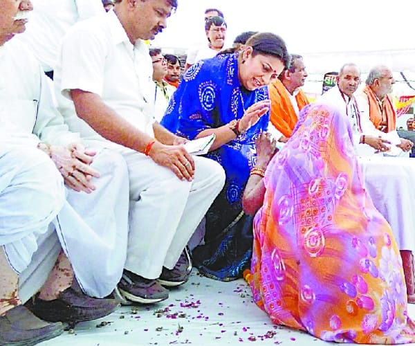  Smriti Irani in Amethi in uttar pradesh