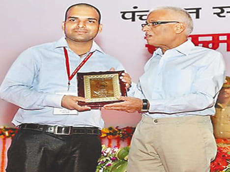 The two princes were honored by the Election Commission