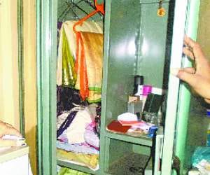 Retired nurse's room theft of four lakh
