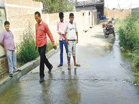 The pipeline ruptured, water on the road