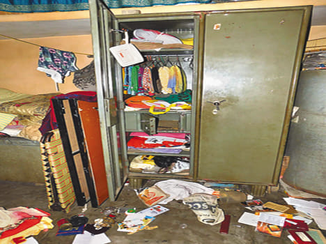 House accountant lakh stolen