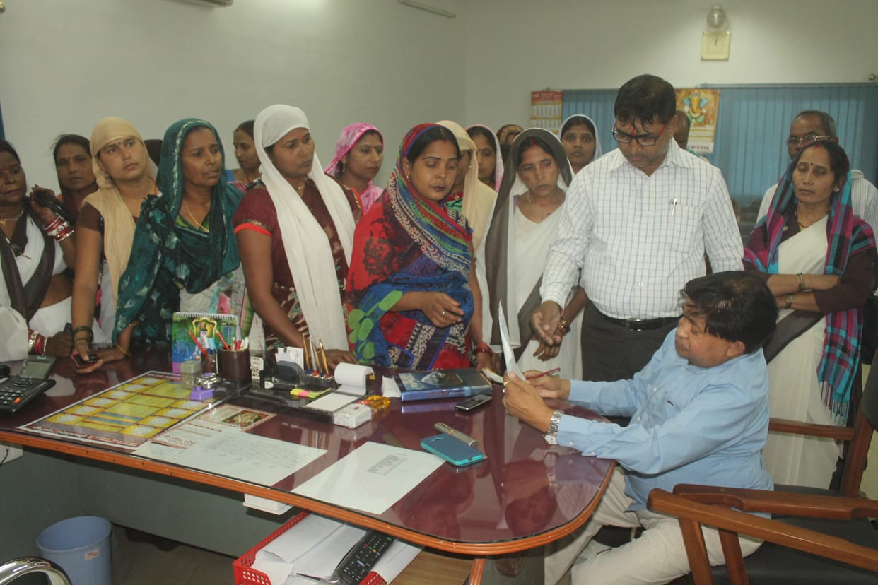 asha workers protest at CMO office