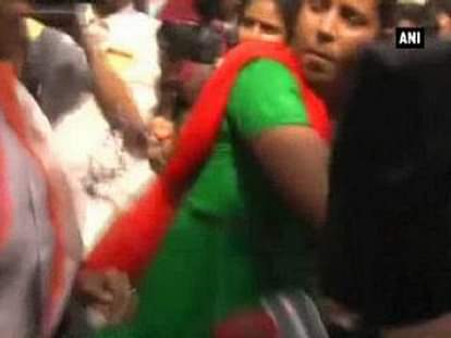 Caught on Camera: Rupa Ganguly manhandles TMC worker in Howrah 