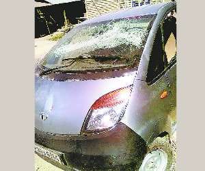 Car smashed, looted gold chains and 30 thousand