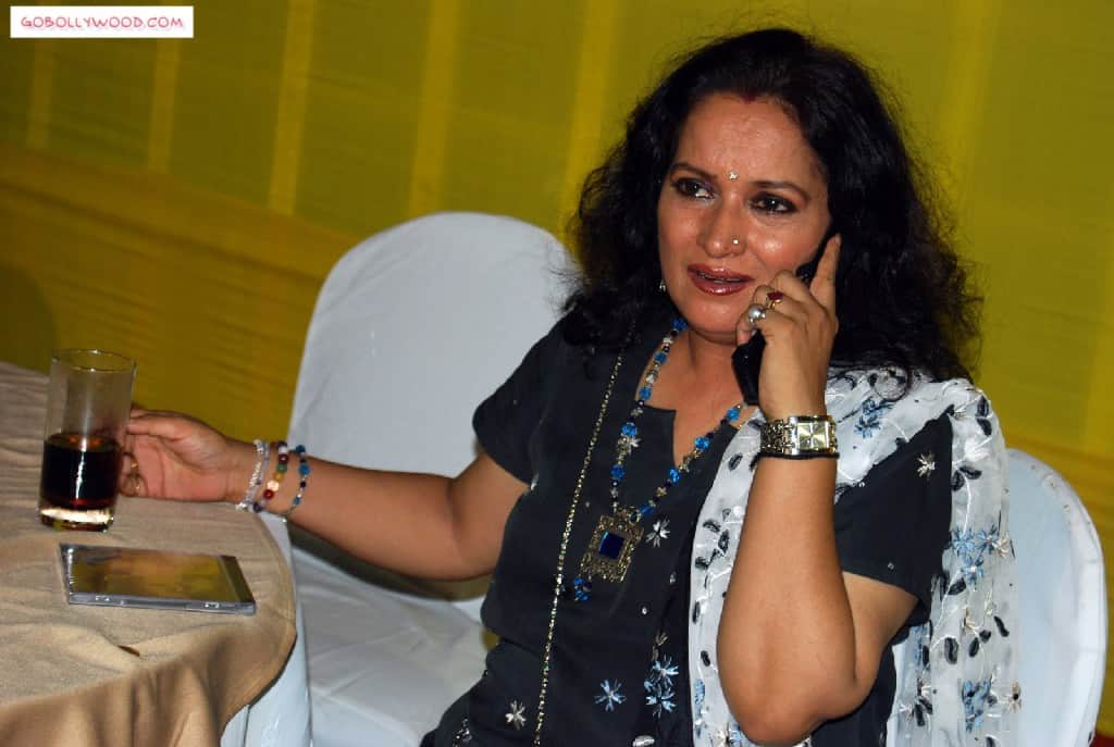 Actress Himani Shivpuri got the news of her husband death during the shooting of DDLJ said  I was alone