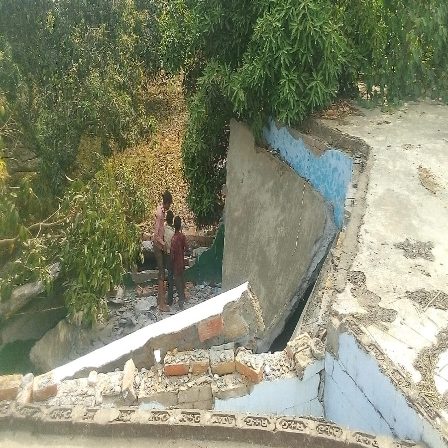 primary school building near lucknow fell down