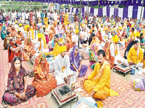 30 couples took the oath of seven lives
