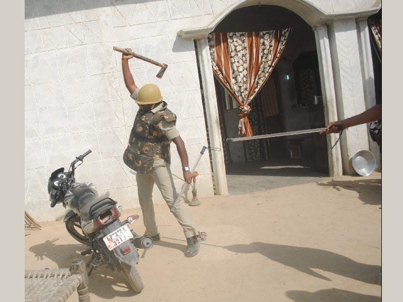 Police canecharge villagers in Aaliyaganj