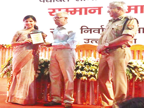 Srsinavar Pradhan and Priyanka fashion designer honored