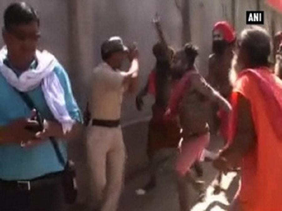 आसफाबाद चौराहा पर साधु वेशधारी ने काटा हंगामा
