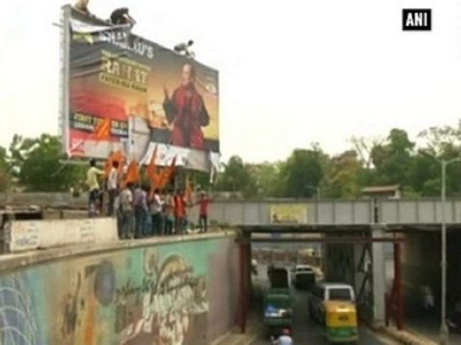 शिवसैनिकों ने फाड़ा पोस्टर