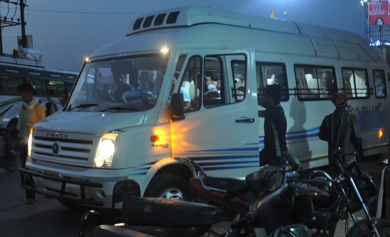 driver of traveller change their place for passengers