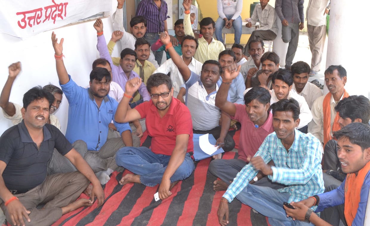 Performing on dharna Sitting electricity workers
