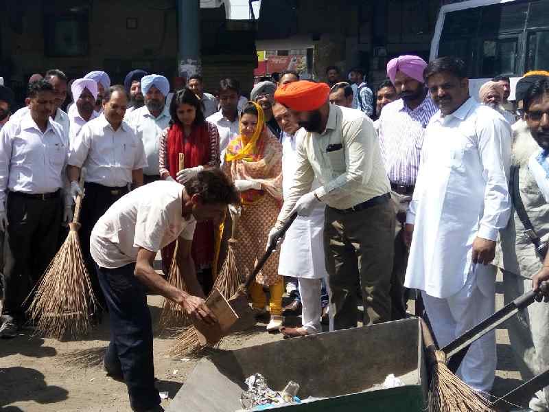 swach bharat abiyan, cleane, bus stand, kapurthala