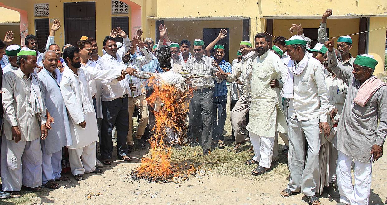 SBI burnt effigies of district coordinator