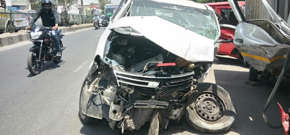 accident of two cars, death of two three are serious