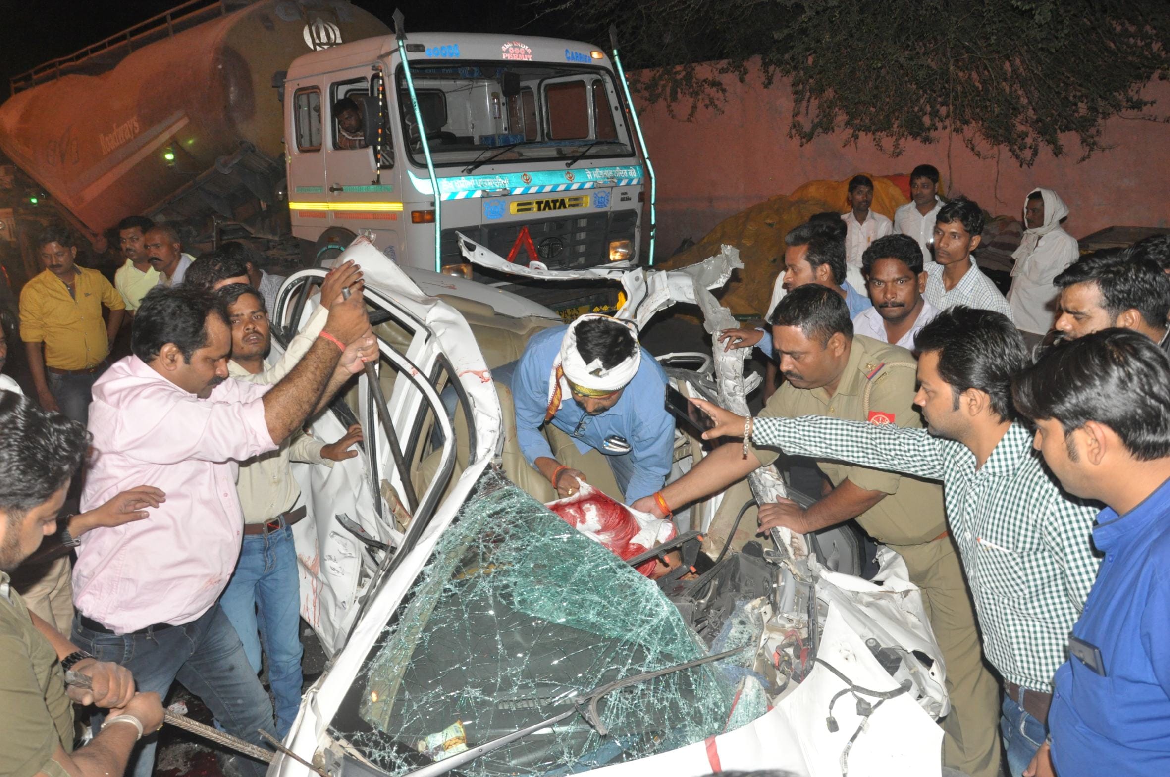 car accident in telibagh lucknow
