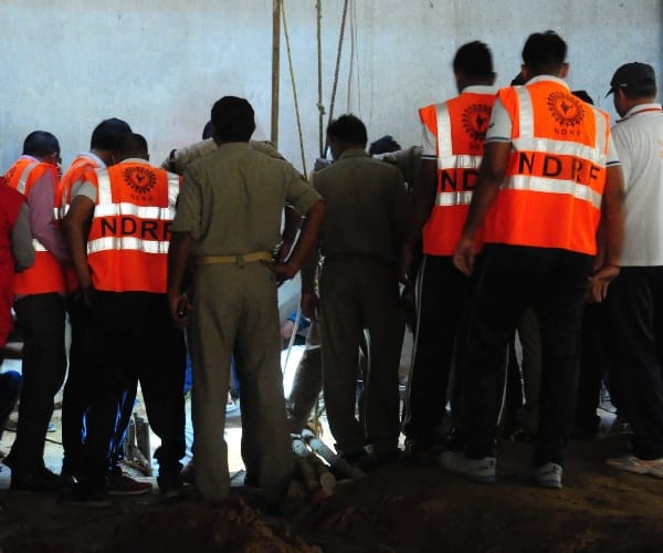  A labourer Falls in a pit In Lucknow.