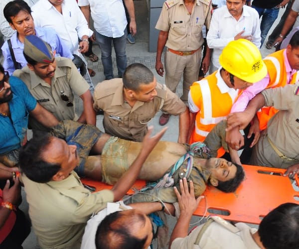  A labourer Falls in a pit In Lucknow.