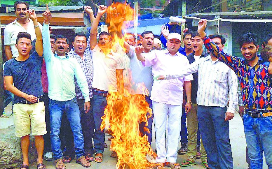 Traders blew effigy of BSNL