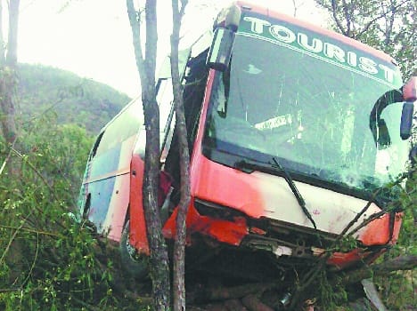 bus accident in jamlai, 18 injured
