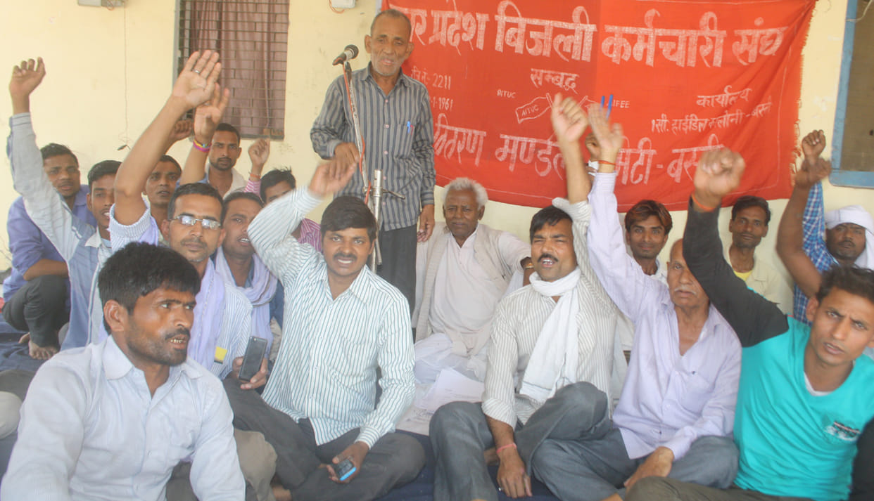 HRTC driver-conductor association organises gate meeting, stages Dharna