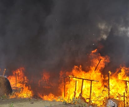 Huge fire in gomatinagar in Lucknow.