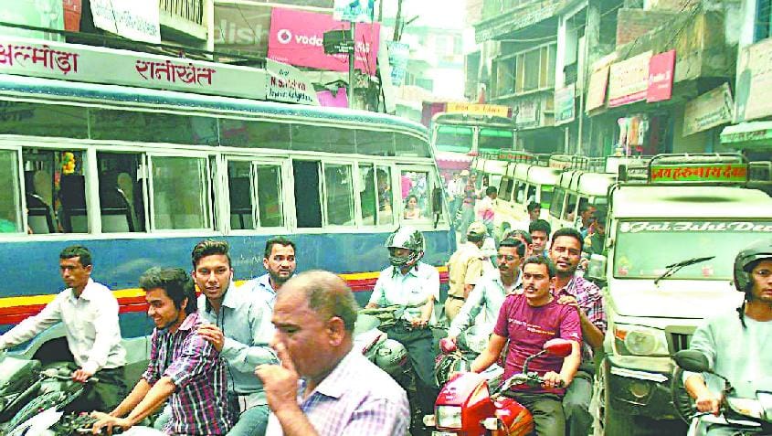 Gomti bridge was jammed throughout the day to find