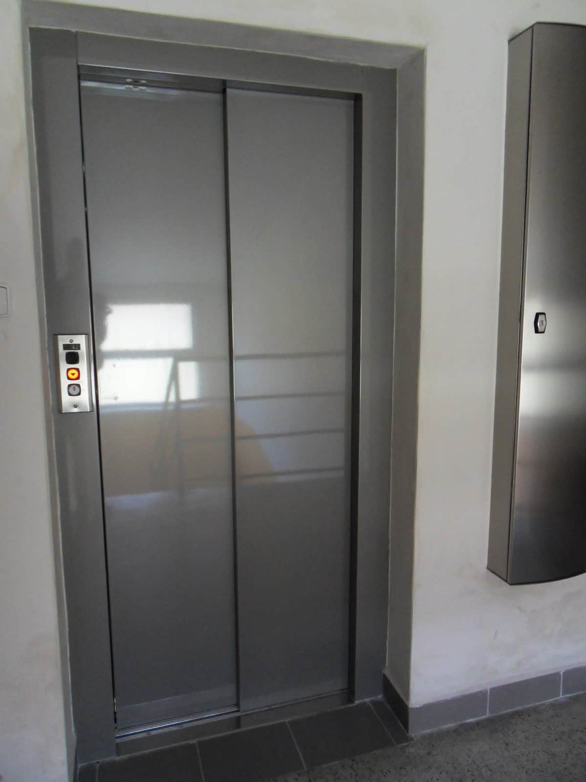 mumbai- woman beat a four year old girl in lift, video viral on social media