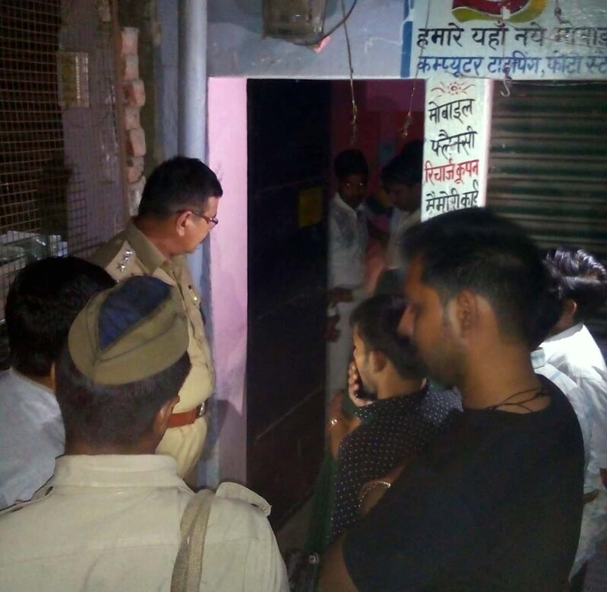 band ghar ke taale todakar nakadee aabhooshan choree