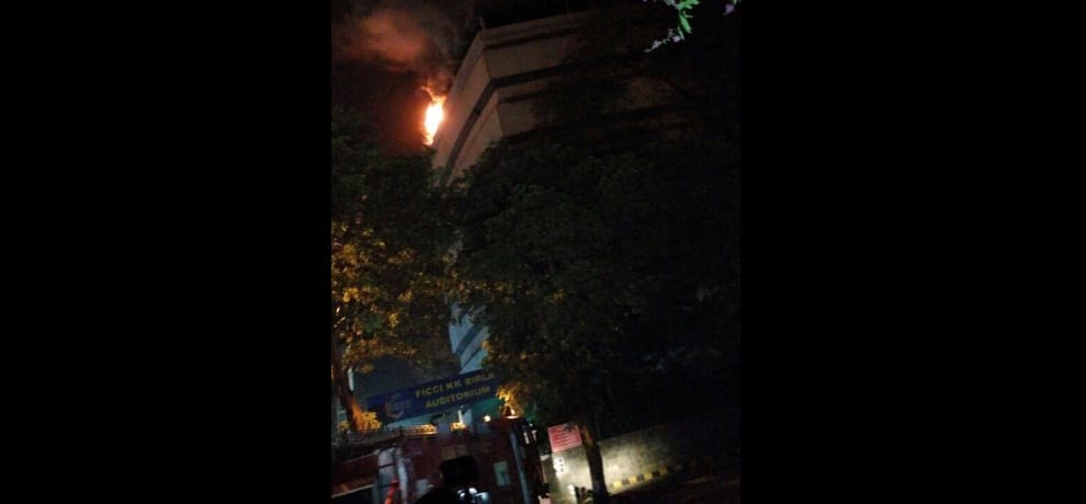 natural history museum still burning, 6 fireman injured