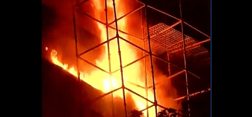 natural history museum still burning, 6 fireman injured
