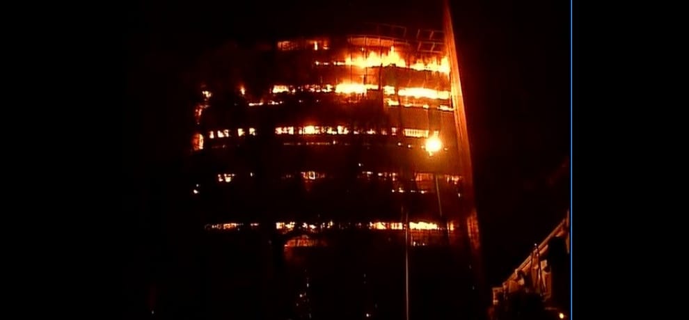 natural history museum still burning, 6 fireman injured