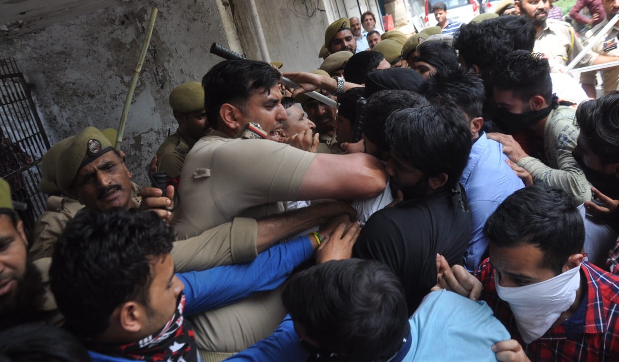 clash between Students of NIT Srinagar and j&k police in jammu