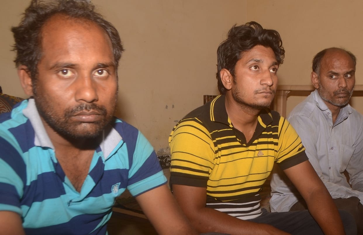 puraanee dillee relave steshan kee paarking mein denee thee rakam