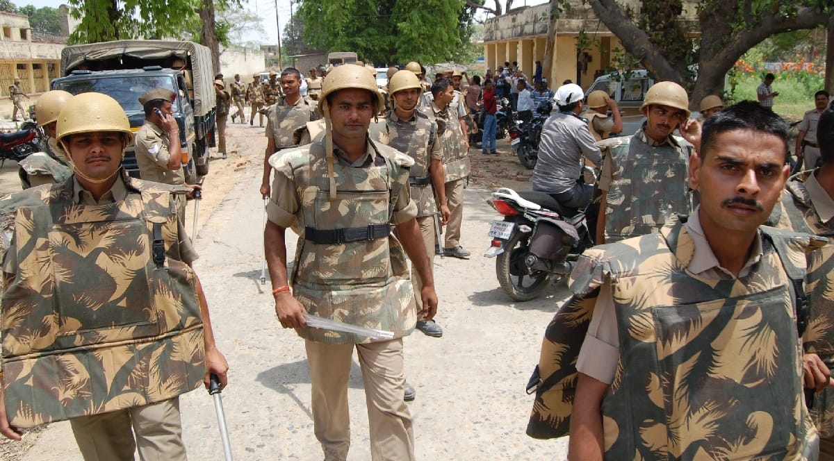 Deoria organically in prison, including 30 policemen injured SP