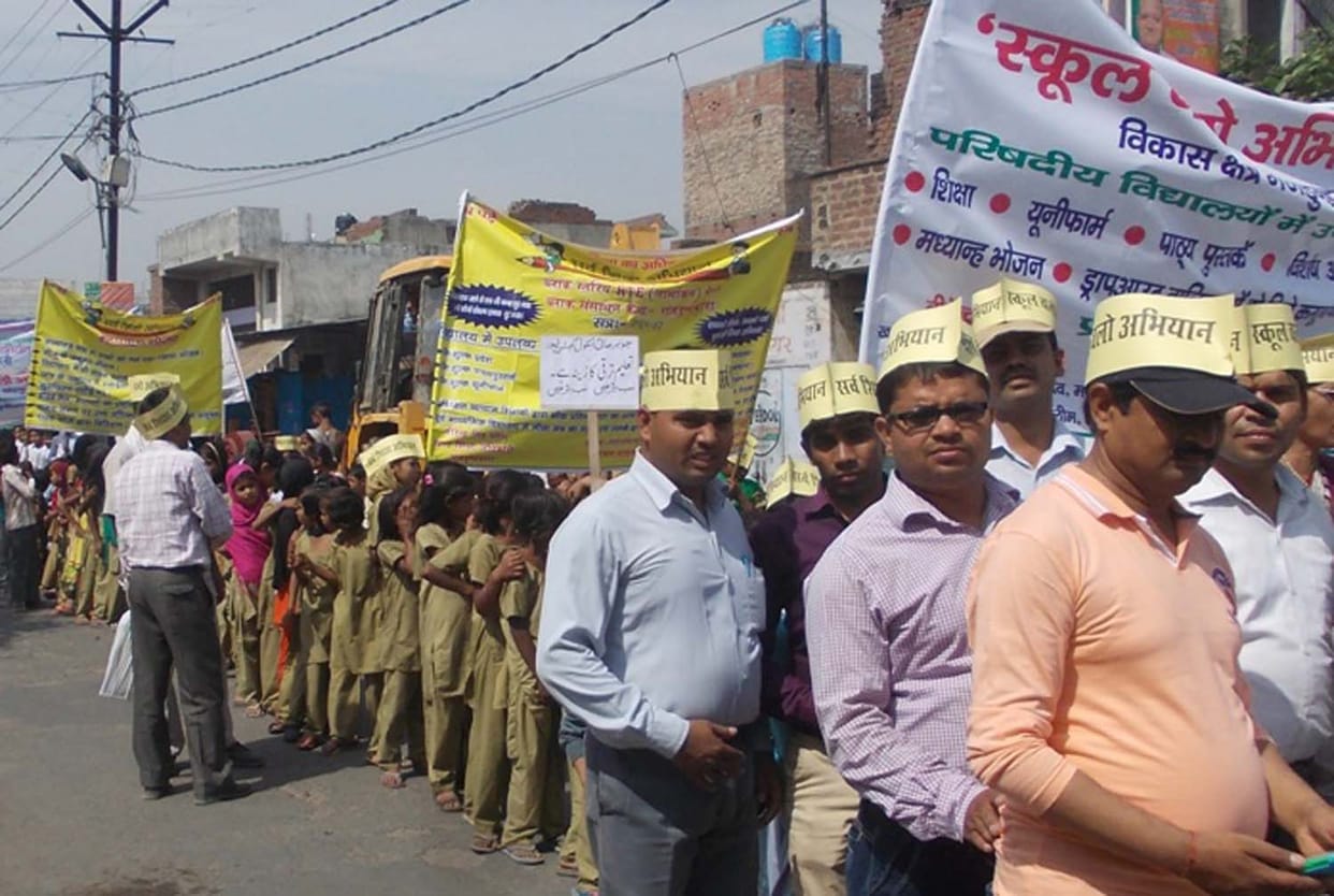 aadhee rotee khaenge skool jaroor jaayenge