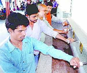 water supply disruption at faizabad railway station, a bewildered traveler