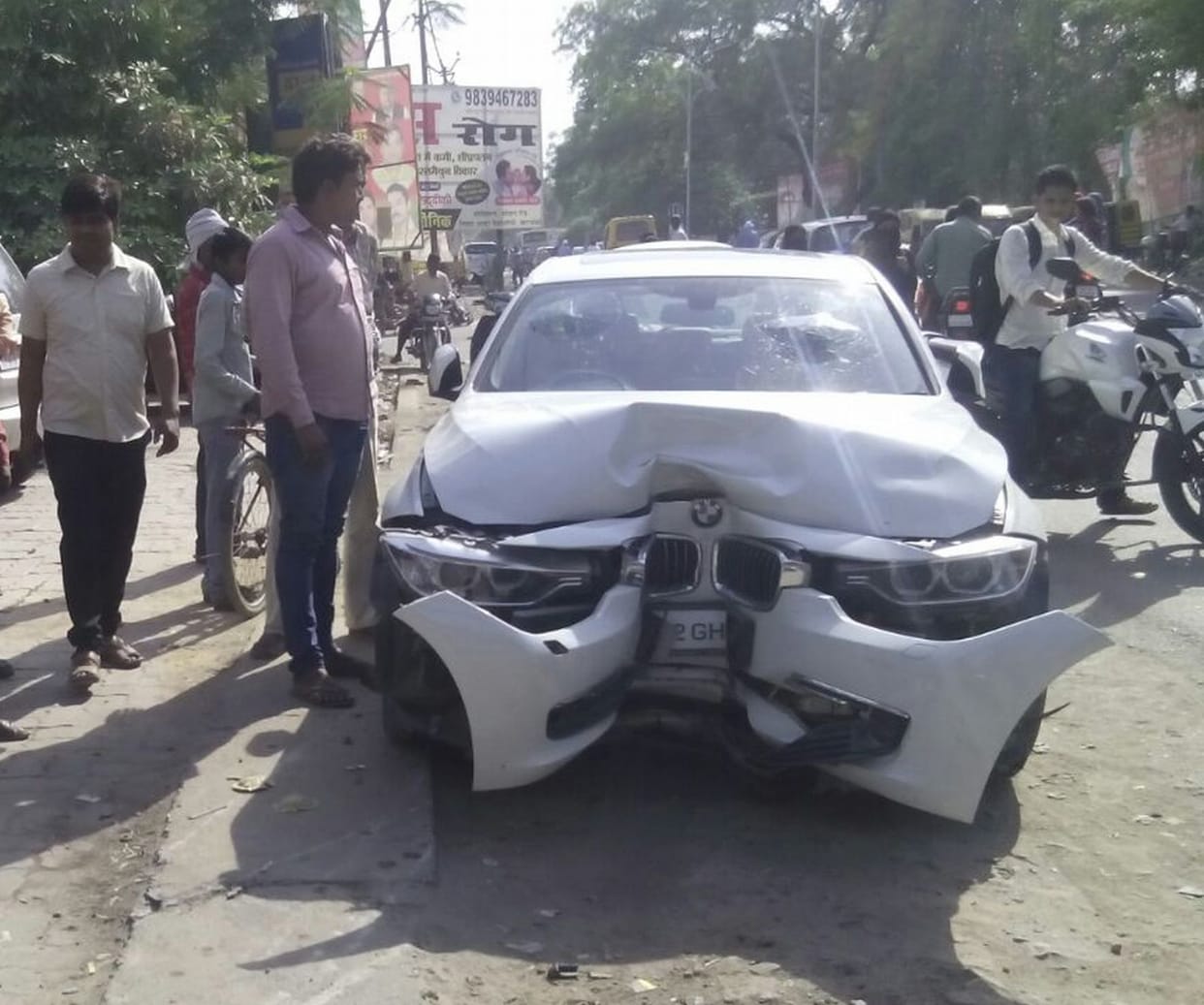 Car crashed into a divider, three people injured