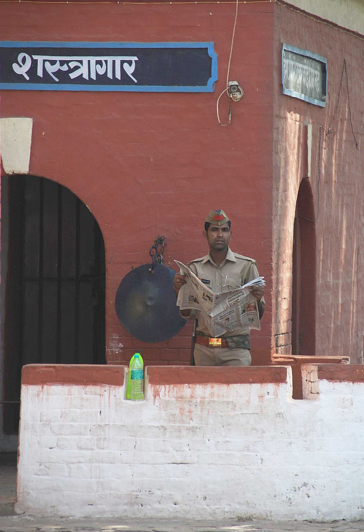Prison visitors descended, Hungama