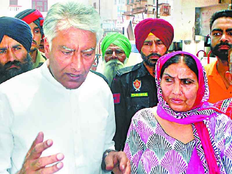farmer and mother suicide case, protest, sunil jakhar reach, barnala