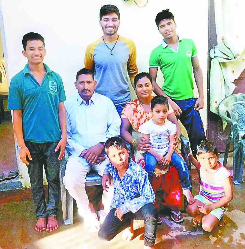 Clki eyes of father and son after 14 years together